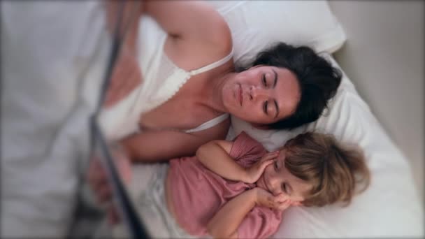 Μητέρα Λέει Παραμύθι Στο Παιδί Ξαπλωμένο Στο Κρεβάτι — Αρχείο Βίντεο