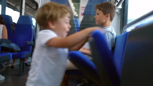 Trenle Seyahat Eden Çocuklar Koltuklarla Oynamayan Çocuklar — Stok video