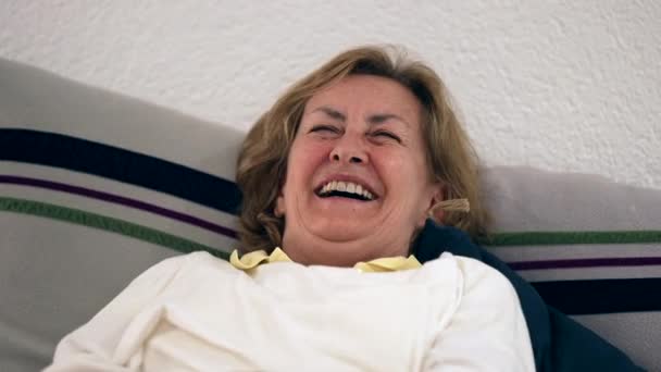 Eine Glückliche Seniorin Lacht Und Eine Lächelnde Ehrliche Person Lacht — Stockvideo