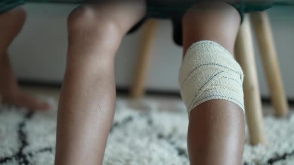 Yarası Iyileşen Çocuk Bacağı Bandajı — Stok video