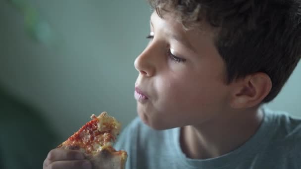 Kid Jíst Pizzu Mladý Chlapec Jíst Kousek Pizzy — Stock video