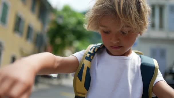 Kleine Jongen Loopt Buiten Met Rugzak Straat — Stockvideo