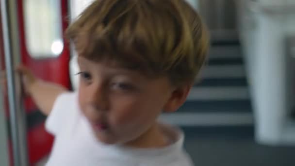 Liten Pojke Håller Tåg Ledstång Barn Reser — Stockvideo