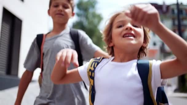 Dwoje Szczęśliwych Dzieciaków Dojeżdża Szkoły — Wideo stockowe
