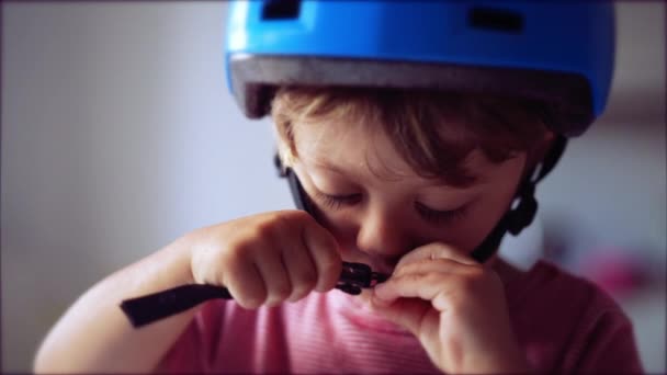子供は高速自転車ヘルメットストラップに失敗します — ストック動画