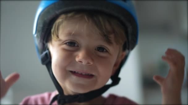 Retrato Niño Feliz Con Casco Bicicleta Equipo Protección — Vídeos de Stock