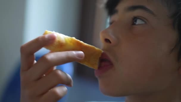 朝食にパンブリオッシュを食べる子供 — ストック動画
