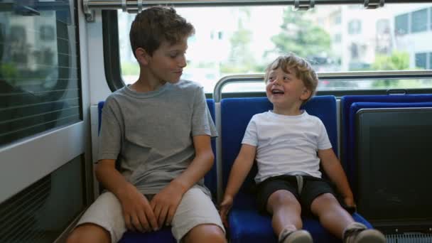 Dois Irmãos Ligação Momento Juntos Viajando Sentado Transporte — Vídeo de Stock