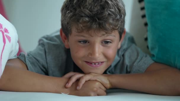 Cara Retrato Menino Jovem Pensativo Sorrindo — Vídeo de Stock