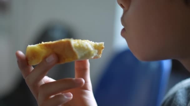 Criança Comendo Brioche Pão Café Manhã — Vídeo de Stock