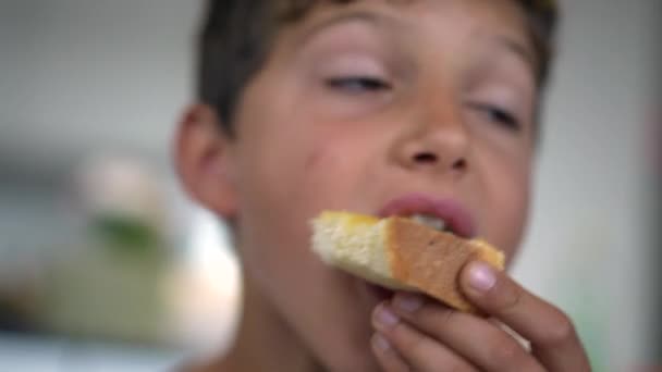 Dítě Jíst Chleba Brioška Dopoledních Hodinách Snídaně — Stock video