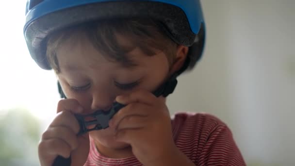 Niño Pequeño Poniendo Casco Bicicleta Adjuntando Correa Barbilla — Vídeos de Stock