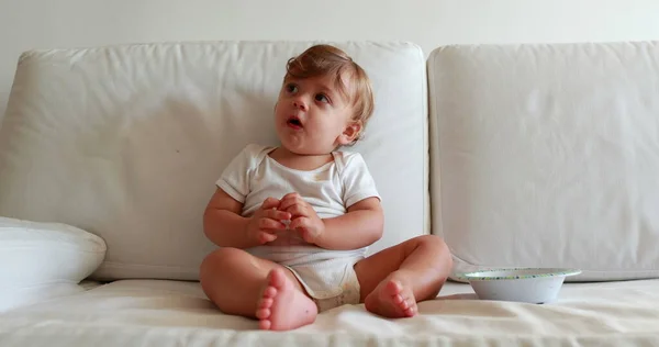 Adorable Baby Sitting Couch Sweet Cute Infant Toddler Eating Desert — Stockfoto