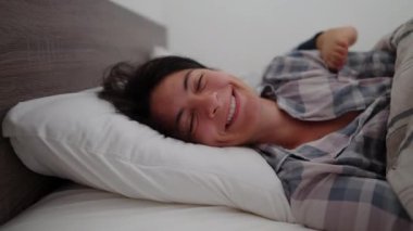 Anne, sabah uyandığında çocuğuyla yatakta.