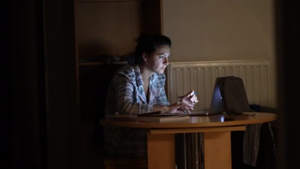 Egy Őszinte Laptop Előtt Késő Este Dolgozik — Stock videók