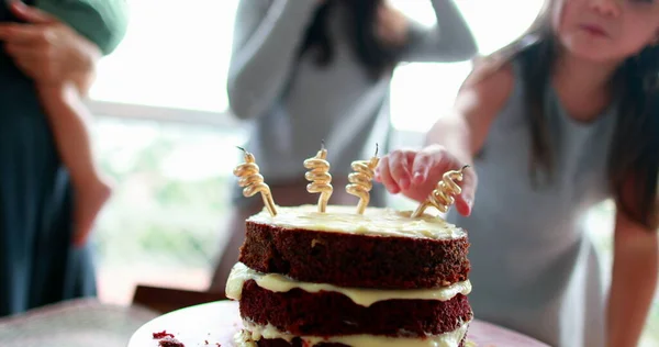 生日蛋糕特写 儿童清除蛋糕周年纪念日上的蜡烛 — 图库照片