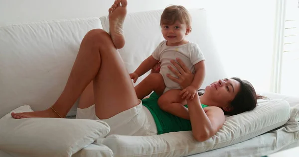 Candid Mother Baby Couch Casual Mom Infant Toddler Playing Relationship — 스톡 사진