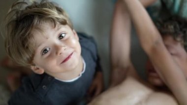 İki küçük kardeş birlikte çocuklar uyanır.