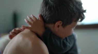Küçük kardeş kucaklaşması sevimli kardeş gerçek hayatta kardeşler kucaklaşır.