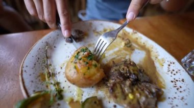 Anne ve çocuk restoranda lezzetli yemekler yiyorlar.