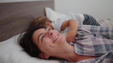 Anne ve çocuk sabah yatağında birlikte uyanıyorlar.