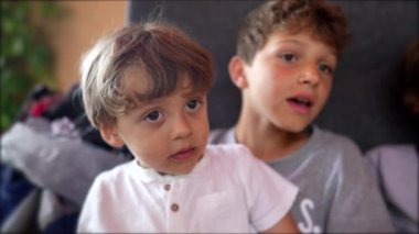 İki kardeş bir arada aile kardeş samimi ve özgün.