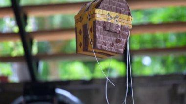 Doğum günü partisinde geleneksel pinata