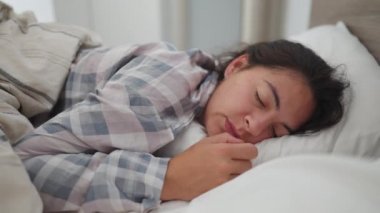 Sabahları yatakta uzanan bir kadın uykusundan uyanır.