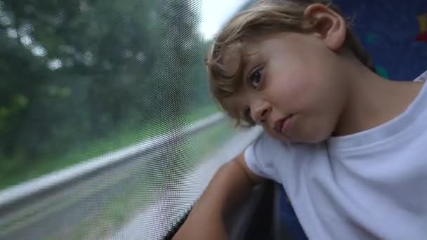 Triste Enfant Voyageant Enfant Coûteux Penché Tête Sur Fenêtre Sentant — Video