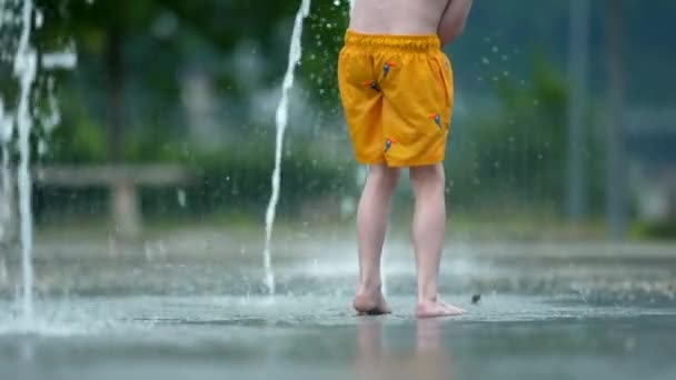 Ребенок Бегает Улице Общественном Фонтане Воды Ребенок Весело Летний День — стоковое видео