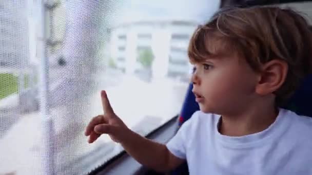 Παιδί Που Κοιτάζει Μέσα Από Παράθυρο Του Λεωφορείου Δείχνει Παιδί — Αρχείο Βίντεο