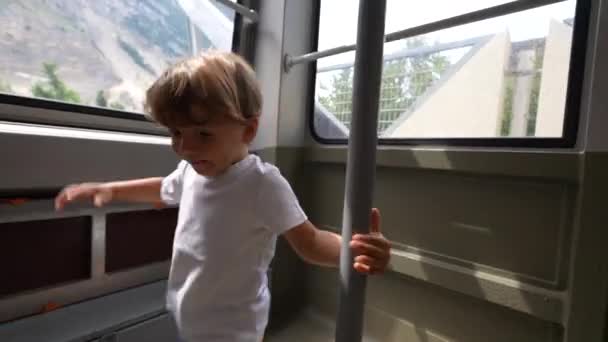 Niño Feliz Jugando Con Polo Durante Las Vacaciones Vacaciones — Vídeos de Stock