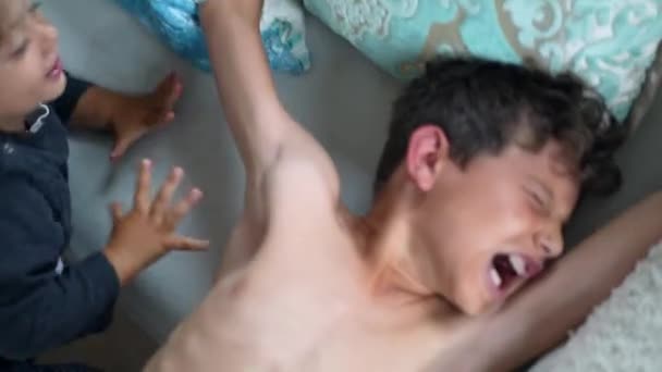 若いです男の子目覚めストレッチ体と顔 — ストック動画