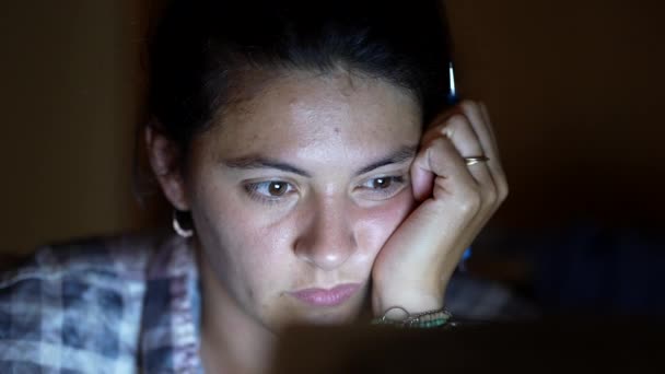 Visage Femme Devant Écran Ordinateur Lisant Contenu Regardant Les Médias — Video