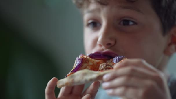 Jonge Jongen Eet Pizza Kind Eet Koolhydraten Voedsel — Stockvideo