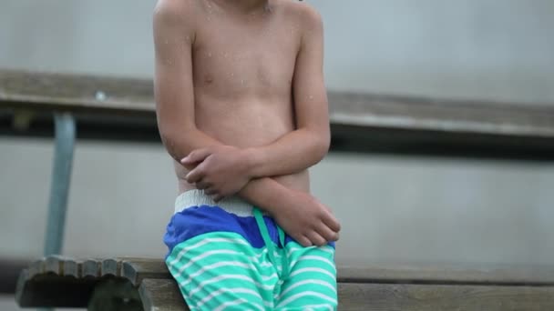 Kleiner Junge Fühlt Sich Nach Dem Schwimmen Pool Kalt — Stockvideo