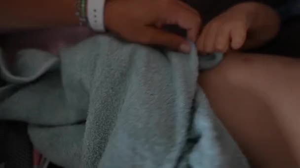 Lekfull Mamma Spelar Peekaboo Med Barn Son Efter Bad Med — Stockvideo