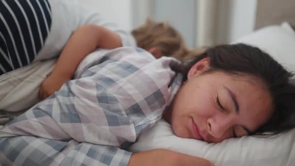 Anak Kecil Bangun Ibu Pagi Hari Melompat Ibu Dan Mencium — Stok Video