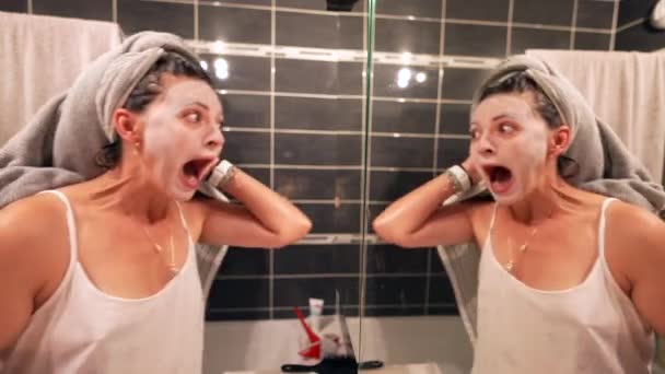 Vicces Előtt Fürdőszoba Tükör Éjjel Rutin Borított Arc Maszk — Stock videók