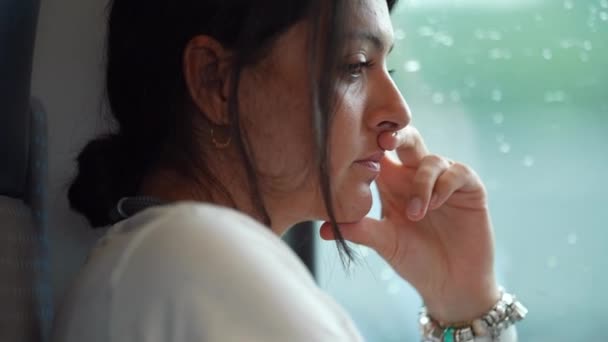 Mujer Montando Tren Conmutando Trabajo Estudiar Persona Reflexiva Pensando Vida — Vídeos de Stock
