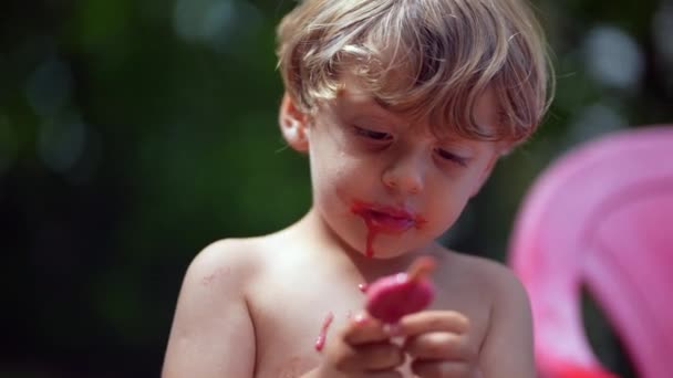 Niño Desordenado Comiendo Helado Afuera Durante Día Verano — Vídeos de Stock