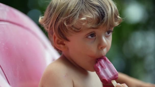 Jeden Mały Chłopiec Jedzący Zimne Lody Dworze Bez Koszuli — Wideo stockowe
