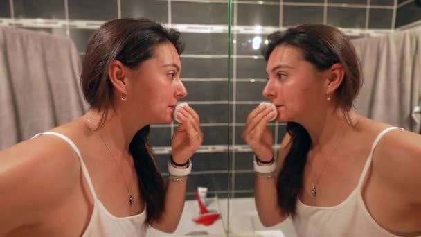 Žena Čištění Obličeje Před Koupelnou Zrcadlo Osoba Ošetření Obličeje — Stock video