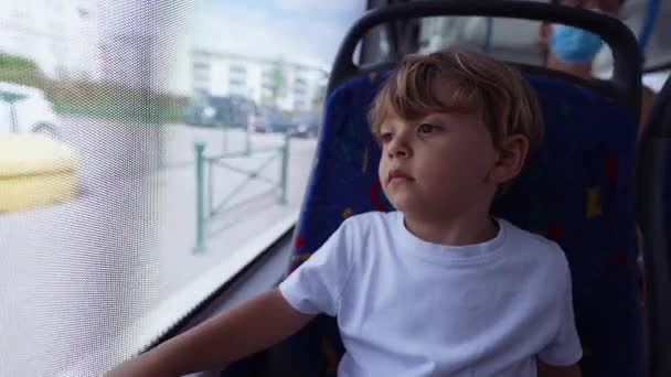 Enfant Cher Passager Voyageant Par Les Transports Publics Petit Garçon — Video