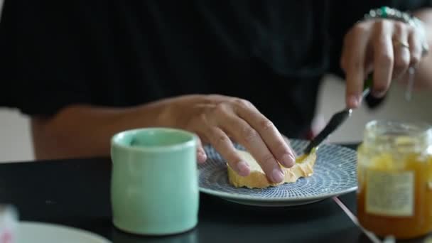 Человек Разбрасывающий Мед Хлеб Завтрак — стоковое видео