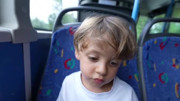 Один Маленький Пасажир Який Подорожує Автобусом Сидить Всередині Громадського Транспорту — стокове відео