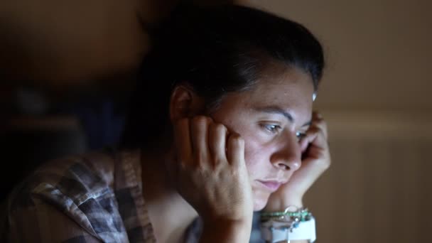 Une Femme Devant Écran Ordinateur Regardant Les Médias Tard Dans — Video