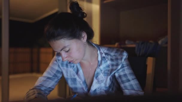 Egy Őszinte Laptop Előtt Késő Este Dolgozik Otthon — Stock videók