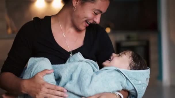 Mãe Ligação Com Criança Segurando Criança Coberta Com Toalha Após — Vídeo de Stock