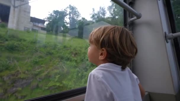 Mały Chłopiec Wewnątrz Teleferyczne Podczas Wakacji Dziecko Podróżuje Zwiedzanie Świata — Wideo stockowe